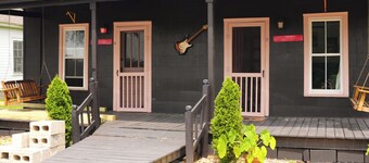 NEW DOWNTOWN TUPELO- HOUND DOG BUNGALOW -ROCK-N-ROLL themed 1BR 1B Shotgun style