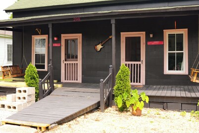 NEW DOWNTOWN TUPELO- HOUND DOG BUNGALOW -ROCK-N-ROLL themed 1BR 1B Shotgun style