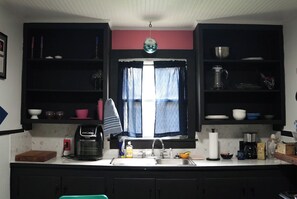 Frigorífic, forn, placa de cuina i cafetera i tetera 