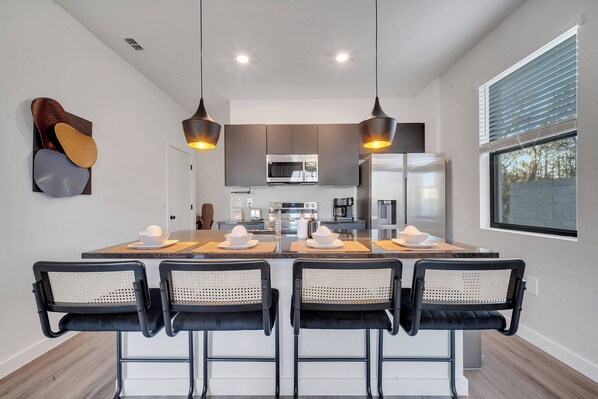 冷蔵庫、電子レンジ、オーブン、コンロ