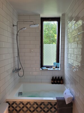 Sèche-cheveux, bidet, serviettes fournies, savon