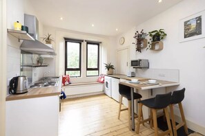 Micro-ondes, four, plaque de cuisson