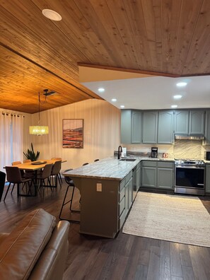 Private kitchen - Sweet-spot on the Golf Course (Weaverville)