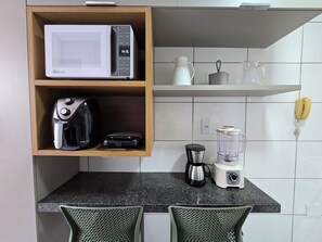Departamento | Cocina privada | Cafetera y tetera y comedor 