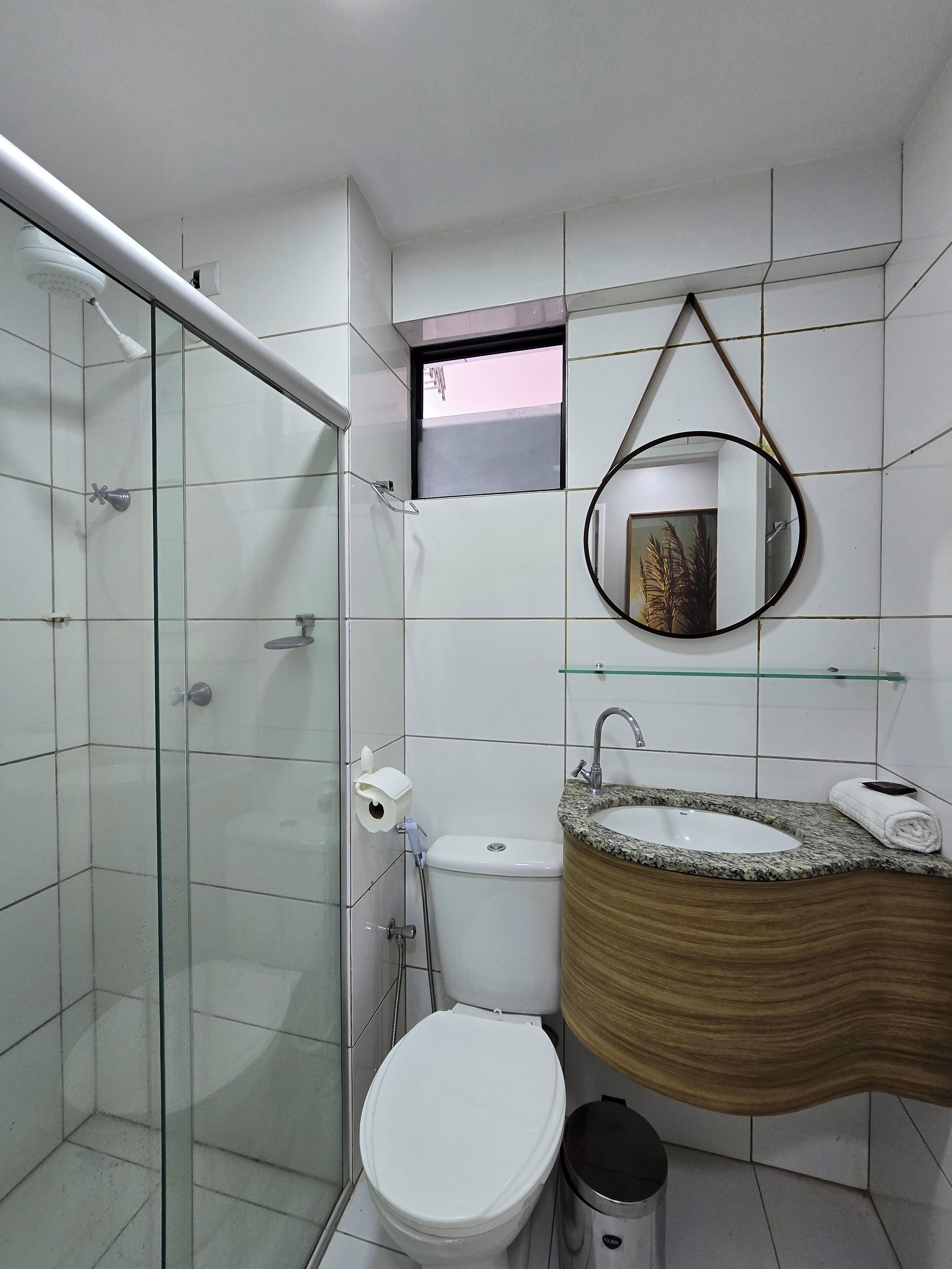 Leilighet | Bad | Dusj, regndusjhode, hårføner og håndklær