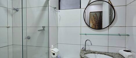 Leilighet | Bad | Dusj, regndusjhode, hårføner og håndklær