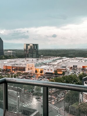 Property grounds - Stylish 1BR Unit - Stunning Views - Prime Buckhead Location (Atlanta)