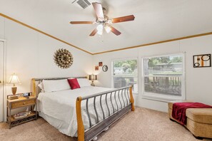 3 bedrooms, iron/ironing board, travel cot, free WiFi - Charming 3-bedroom Lake house Near Cedar Creek (Kemp)