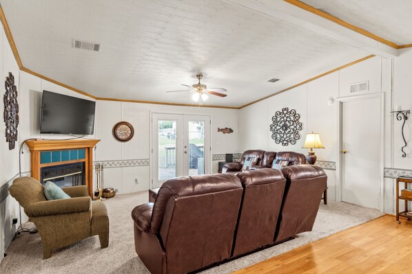 Smart TV, fireplace, books - Charming 3-bedroom Lake house Near Cedar Creek (Kemp)