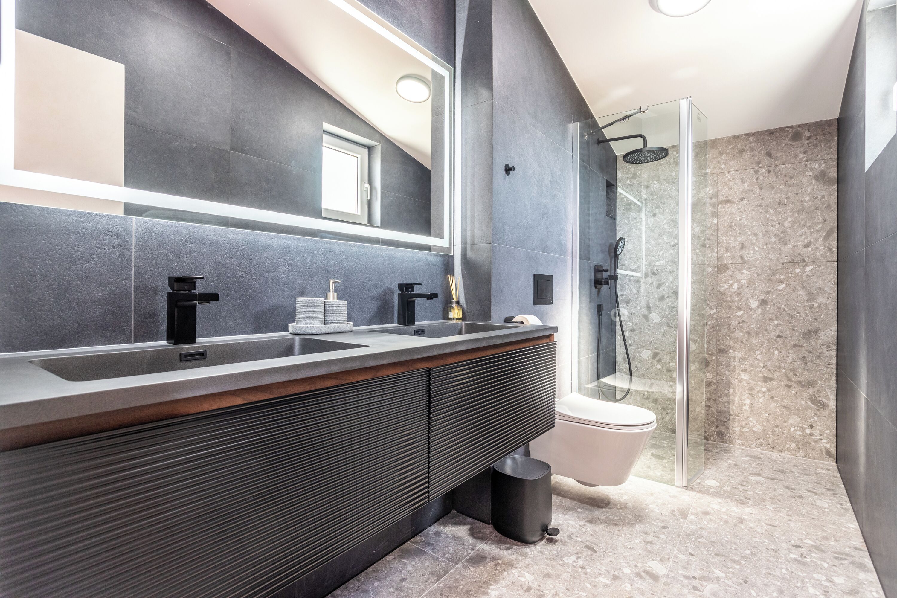 Douche, séchoir à cheveux, serviettes fournies, savon