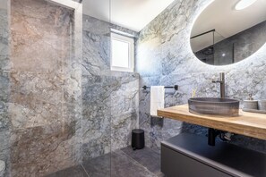 Douche, sèche-cheveux, serviettes fournies, savon