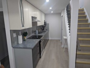 Een koelkast, een microgolfoven, een oven, een kookplaat