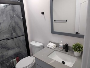 Een haardroger, handdoeken, zeep, toiletpapier