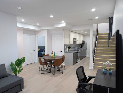 Design your stay: private suite, configurable rooms, minutes from shops.