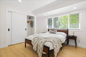 3 bedrooms, iron/ironing board, internet, bed sheets
