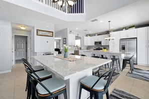 Fridge, microwave, oven, stovetop - Emerald Island Resort 6 Bed Pool & Spa-10min to Disney! (Kissimmee)