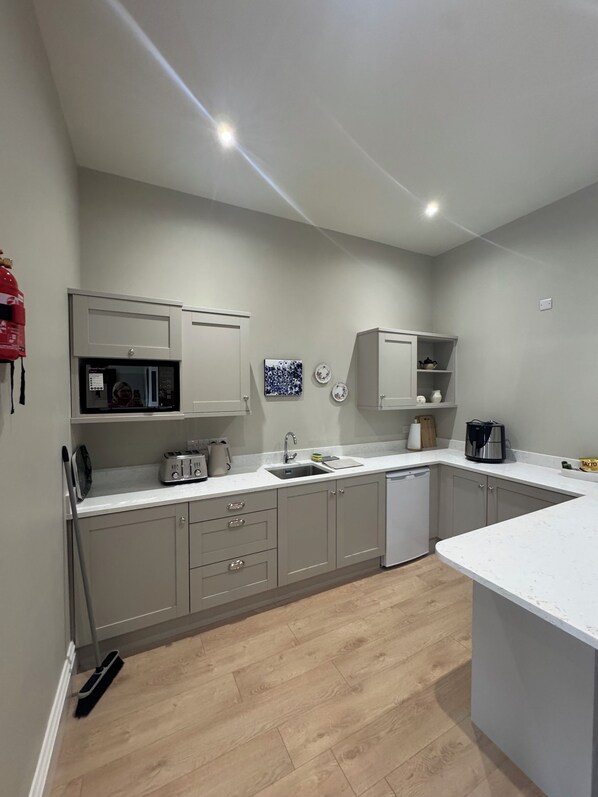 Refrigerador, microondas, cafetera y tetera y tetera eléctrica 