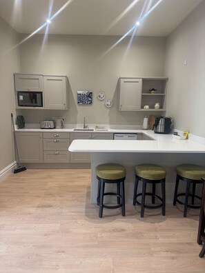 Réfrigérateur, micro-ondes, cafetière/bouilloire, bouilloire électrique