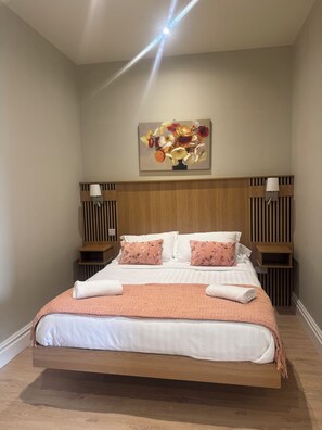 Iron/ironing board, WiFi, bed sheets