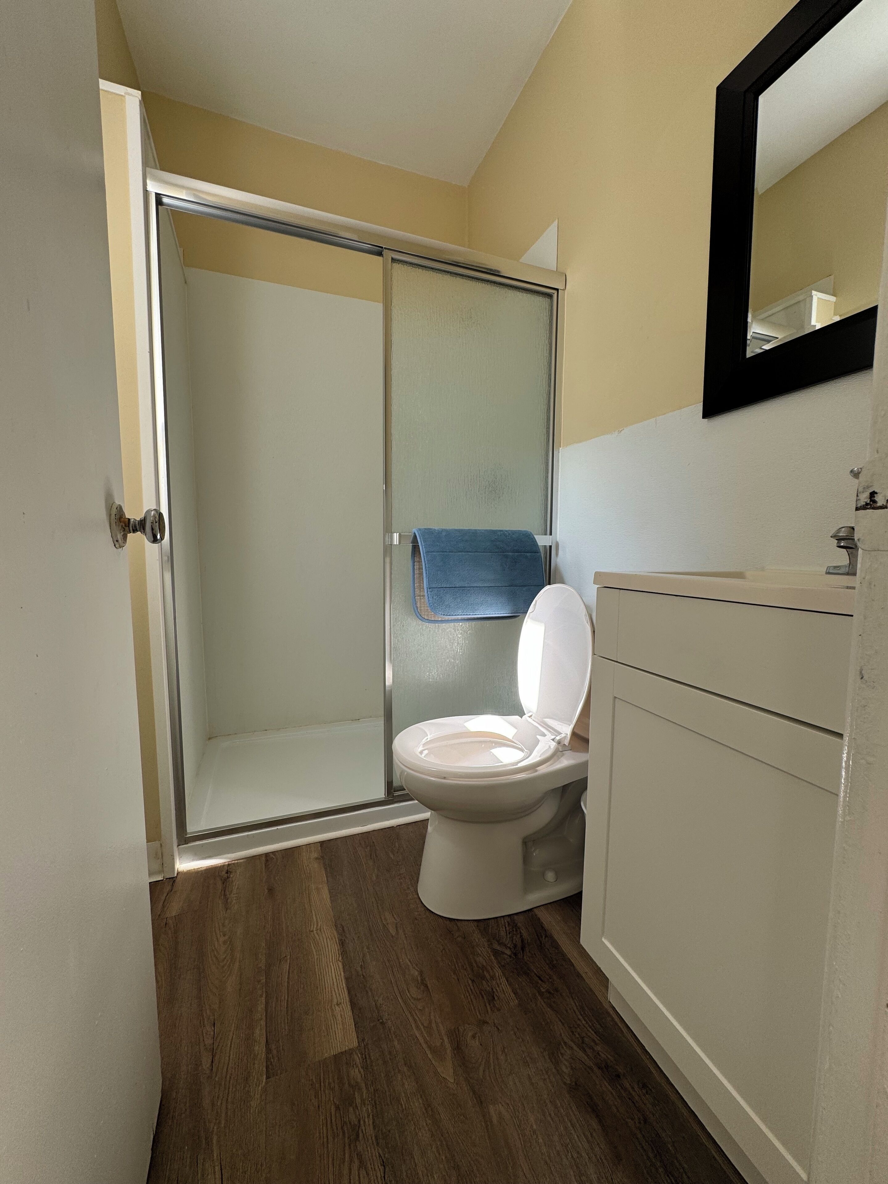 Haartrockner, Handtücher, Seife, Toilettenpapier