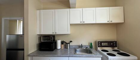 Een koelkast, een microgolfoven, een oven, een kookplaat