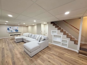 Casa, varias camas, patio (Panoramic Paradise) | Área de sala de estar | Televisión de pantalla plana de 42 pulgadas con canales digitales