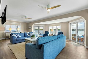 Casa, várias camas, varanda (Panoramic Paradise) | Área de estar | TV de tela plana 42 polegadas com canais digitais, lareira