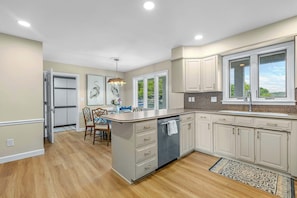 House, Multiple Beds, Patio (Panoramic Paradise) | Private kitchen | Fridge, microwave, oven, stovetop