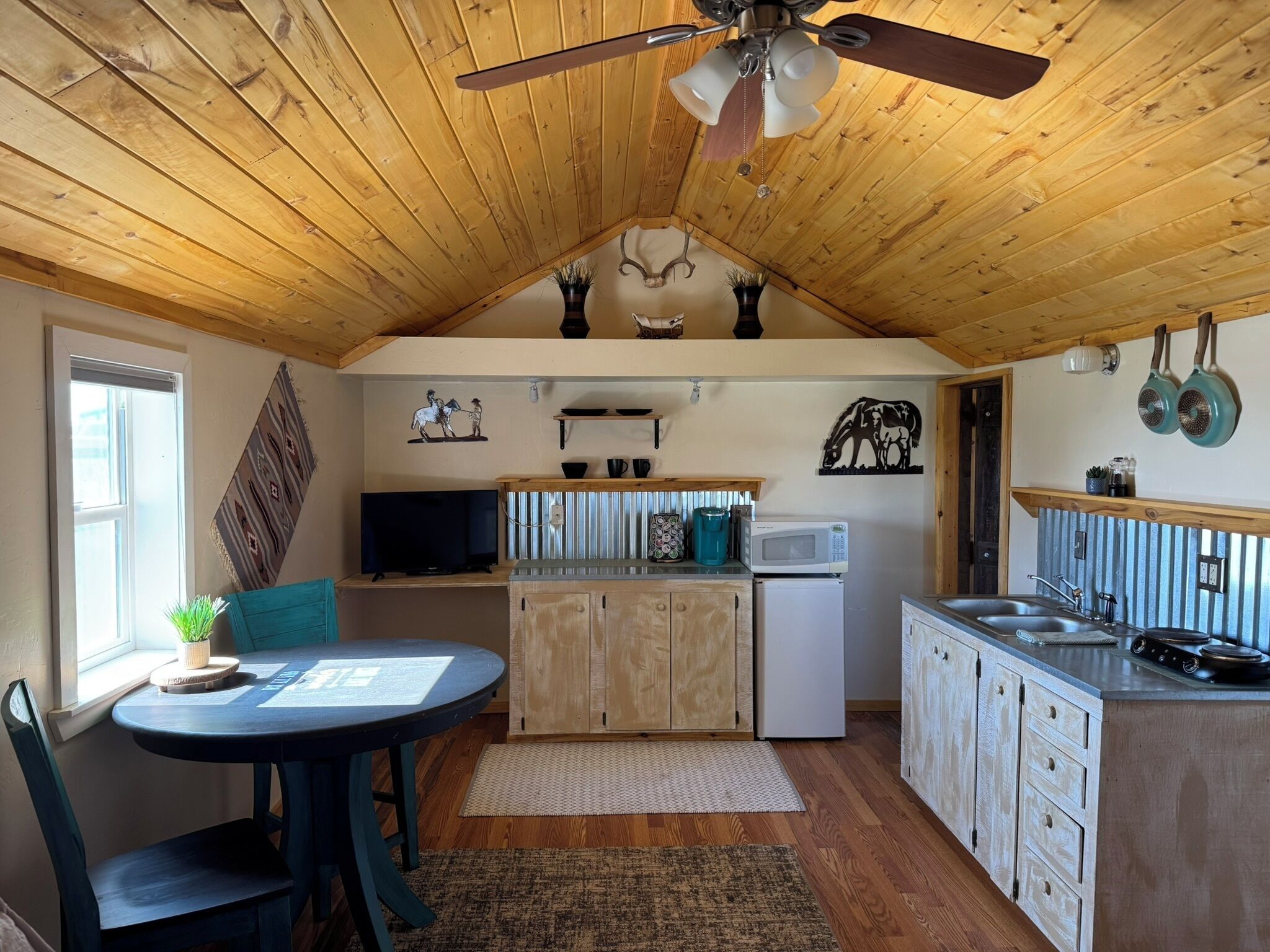 冷蔵庫、電子レンジ、コーヒー / ティーメーカー、トースター