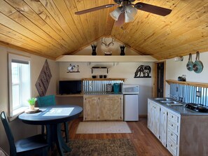Kühlschrank, Mikrowelle, Wasserkocher mit Kaffee-/Teezubehör, Toaster