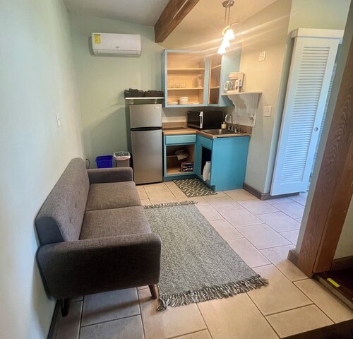 Pet Friendly Guesthouse Near the Beach/Downtown