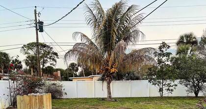 Pet Friendly Guesthouse Near the Beach/Downtown