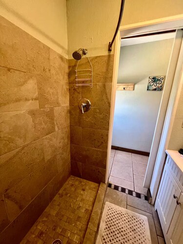 Pet Friendly Guesthouse Near the Beach/Downtown
