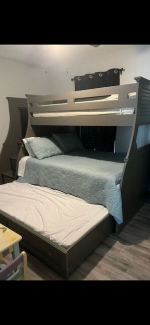 2 bedrooms, iron/ironing board, WiFi, bed sheets