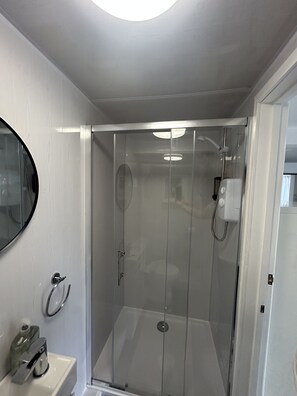 Shower, hair dryer, bidet, towels - TheHide | Cosy Cabin w/Outdoor Dining in Cranswick (Hutton Cranswick)