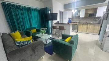 Apartment, 2 Bedrooms, Accessible, Smoking | Living room