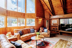 TV, fireplace - MANY beds! Pets OK! Minutes to Trail of 100 Giants, Sequoias, Rivers! WD, WiFi (Springville)