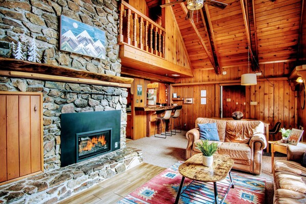 TV, fireplace - MANY beds! Pets OK! Minutes to Trail of 100 Giants, Sequoias, Rivers! WD, WiFi (Springville)