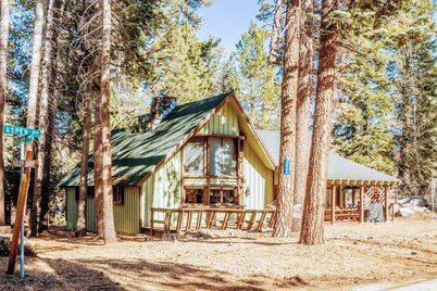 MANY beds! Pets OK! Minutes to Trail of 100 Giants, Sequoias, Rivers! WD, WiFi