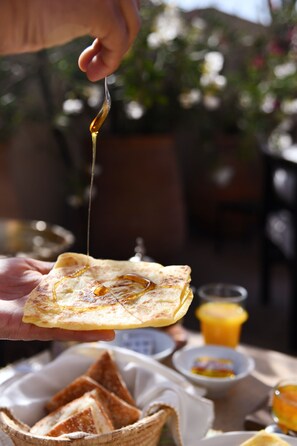 Free daily local cuisine breakfast - Riad Al Massarah (Marrakech)