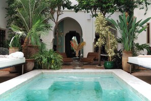 Outdoor pool, pool umbrellas, sun loungers - Riad Al Massarah (Marrakech)