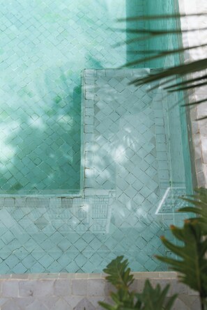 Outdoor pool, pool umbrellas, sun loungers - Riad Al Massarah (Marrakech)