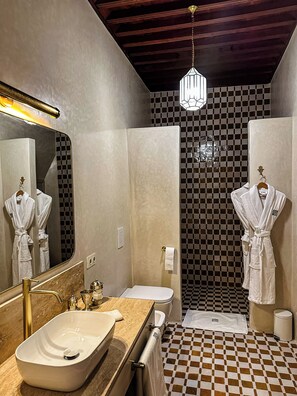 Junior Suite | Bathroom | Shower, bathrobes, slippers - Riad Al Massarah (Marrakech)