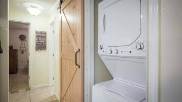 Condo, varias camas, balcón, vista al jardín (Waterwheel Hideaway) | Interior