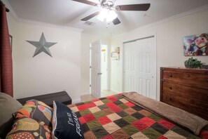 Condo, varias camas, balcón, vista al jardín (Waterwheel Hideaway) | Decoración personalizada y muebles diferentes