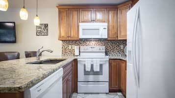 Condo, varias camas, balcón, vista al jardín (Waterwheel Hideaway) | Cocina privada | Microondas, horno, parrilla de estufa y cafetera y tetera