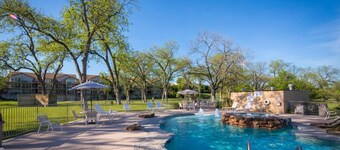 Waterwheel Hideaway - Cozy Condo for 6 With Resort-style Amenities