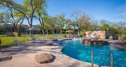 Waterwheel Hideaway - Cozy Condo for 6 With Resort-style Amenities