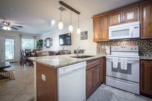 Condo, Plusieurs lits, balcon, vue sur le jardin (Waterwheel Hideaway) | Cuisine privée | Four à micro-ondes, un four, surface de cuisson, cafetiÚre-théiÚre