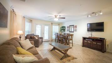 Condo, varias camas, balcón, vista al jardín (Waterwheel Hideaway) | Área de sala de estar | Televisión de pantalla plana de 42 pulgadas con canales digitales